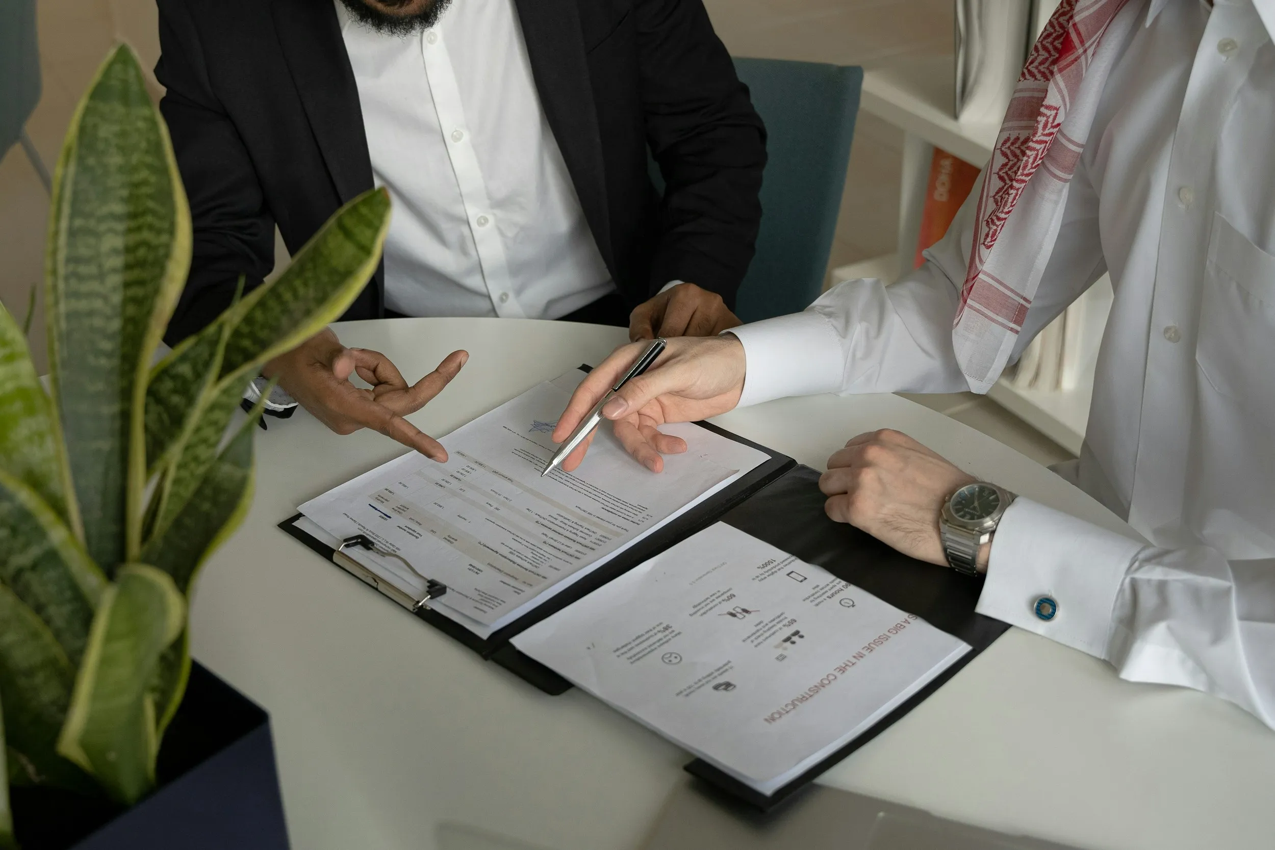 زميلان في العمل يراجعان مستندات معًا على مكتب